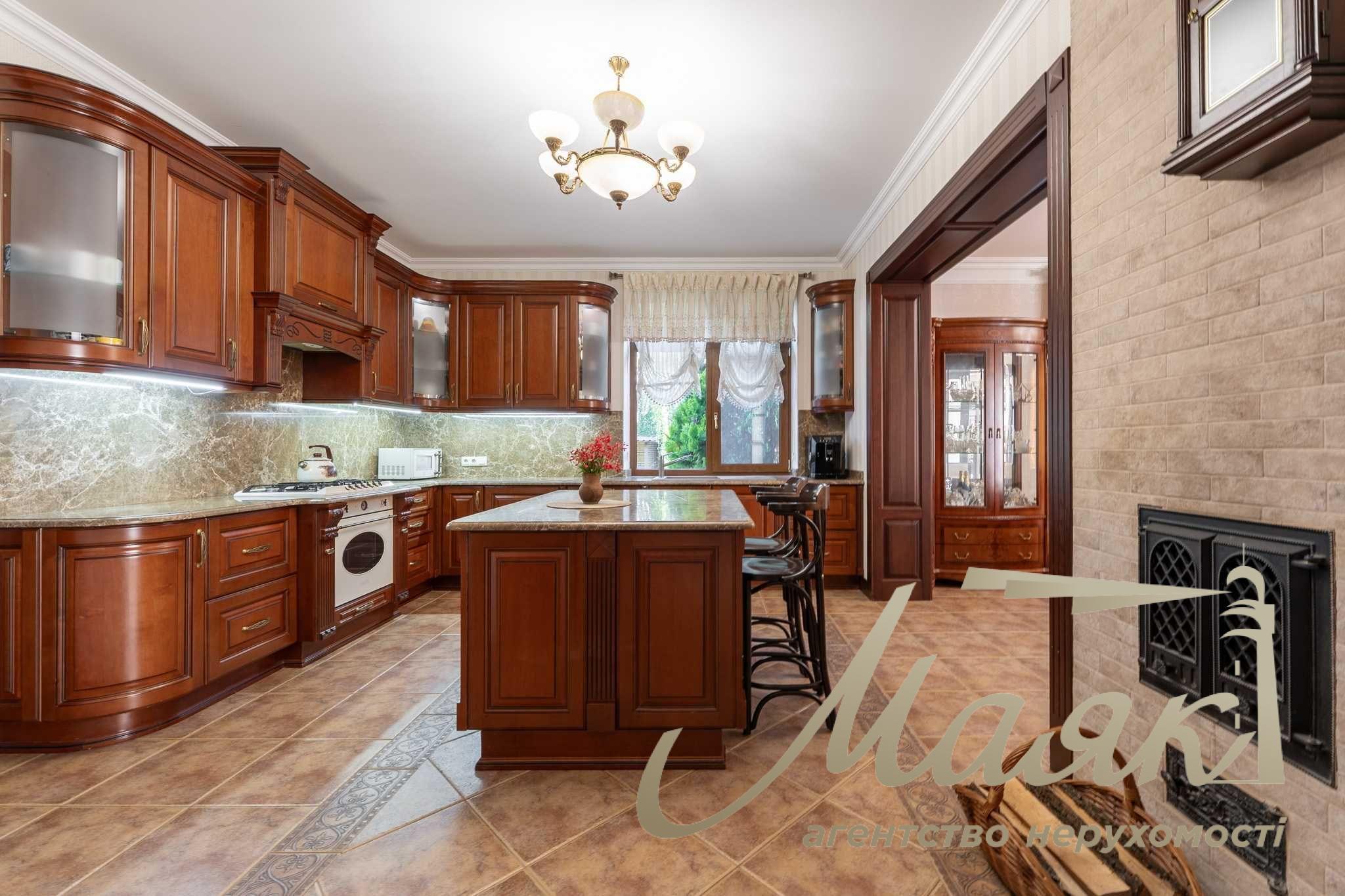 Продаж будинку/сімейної садиби площею 450 м² (2 будинки загальною площею 580 м²), земельна ділянка площею 30 соток, Чапраївка/Віта Литовська, м. Київ, Голосіївський район, 15 хвилин від станції метро «Видубичі»