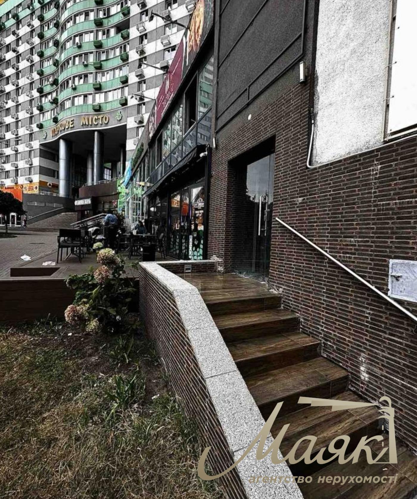 Аренда фасадного помещения 250 кв.м. в ЖК Паркове Місто, по ул. Вышгородская