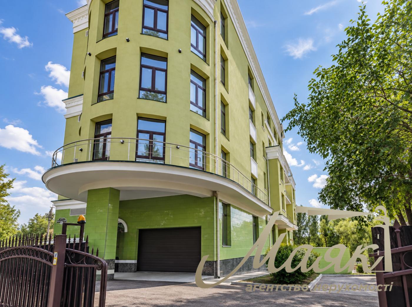 Продаж окремої комерційної будівлі площею 4 106 м² на Печерську, Набережно-Печерська дорога