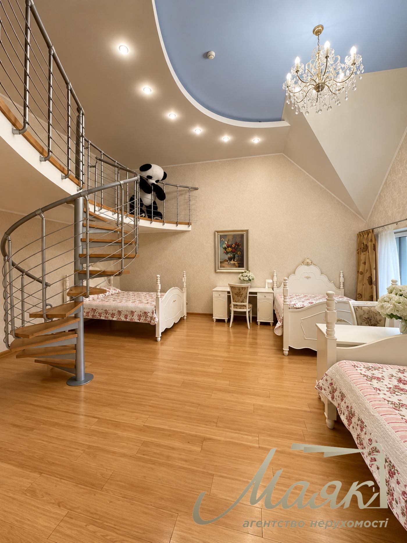 Аренда дома «Дубовый гай» в с. Романкове — 498 м², 1 га с озером, полная автономность, Киевская область, Обуховское направление.