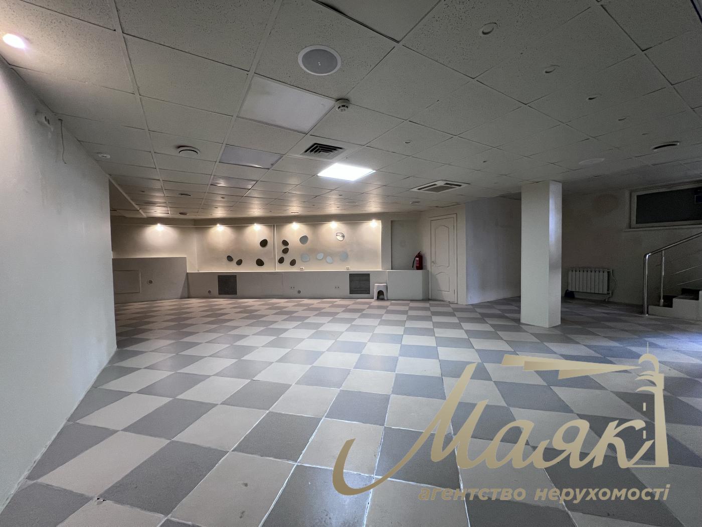 Оренда фасадного приміщення 156м2, Шота Руставелі 15.