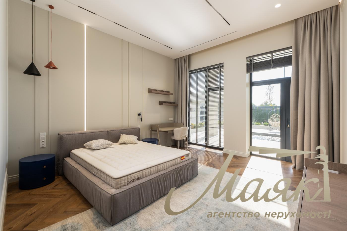 Продаж будинку площею 450 м² з басейном та гостьовим будинком у житловому комплексі «Хутір Ясний», Лесники
