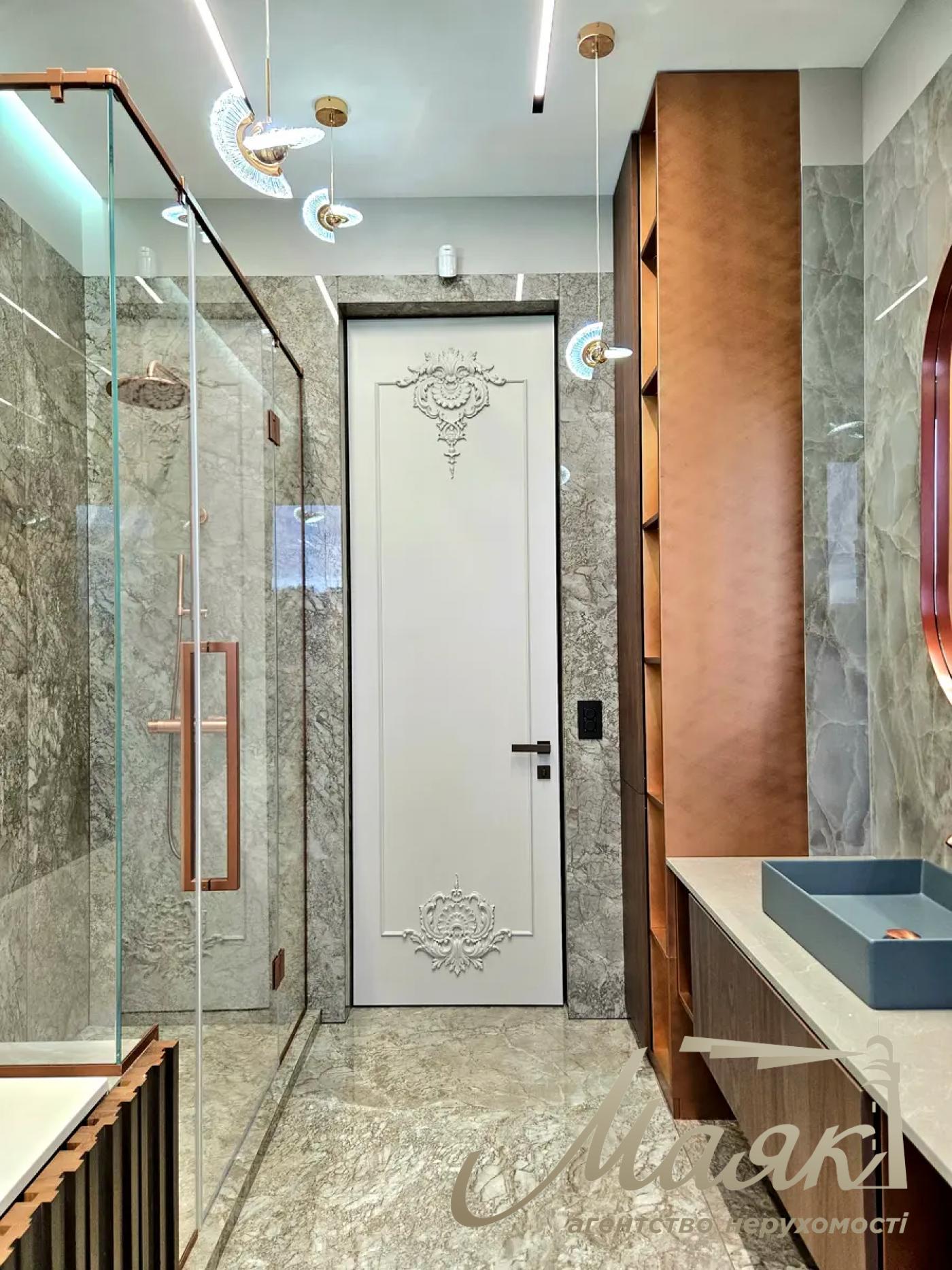 Rent a house 340 sq.m. with its own bank with. Romankov