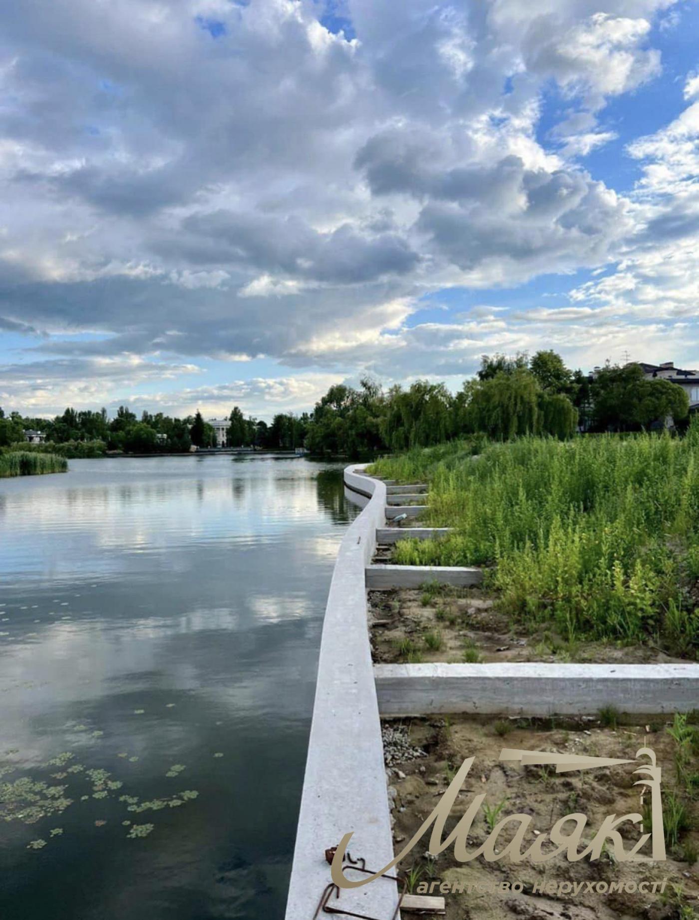 Продажа земли с выходом на воду в городке на Дамбе.Козин