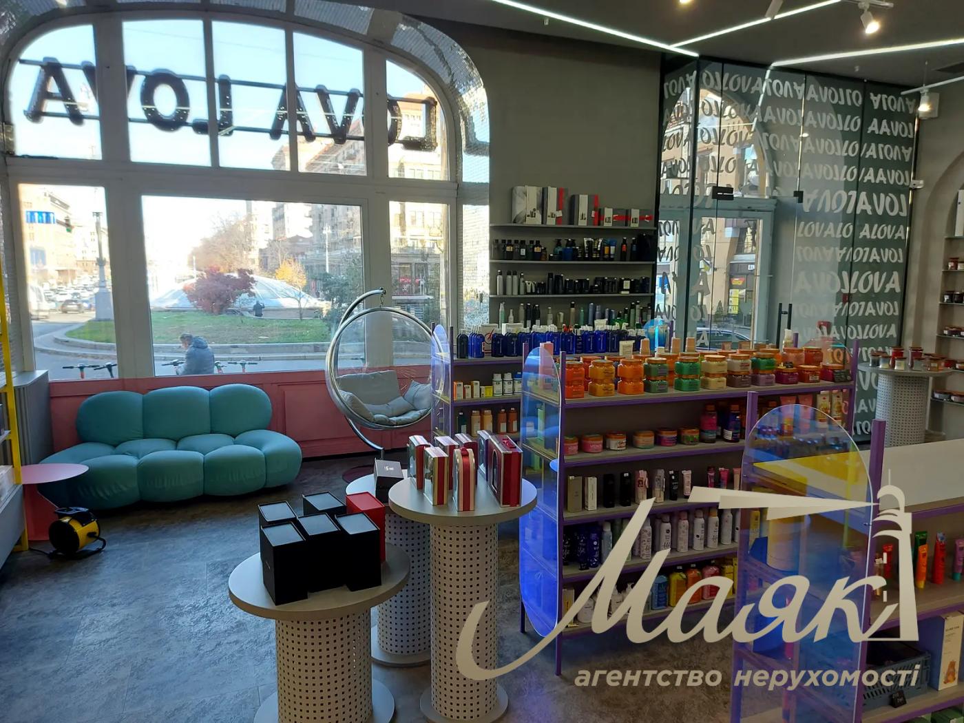 Оренда фасадного комерційного приміщення на Бессарасбкой площі, Центр.