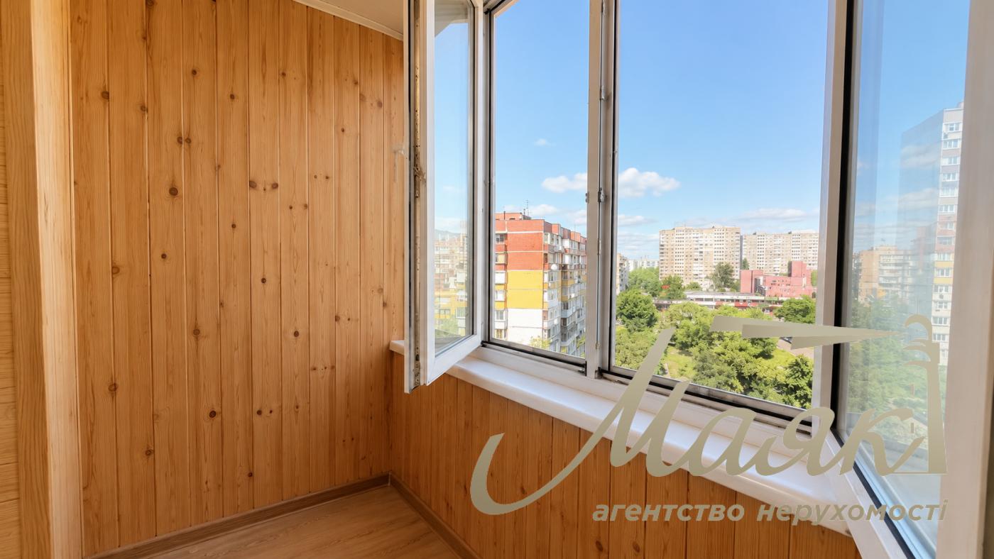 Продаж 1-кімнатної квартири площею 30,2 м² на вул. Рональда Рейгана, 11А, район Троєщина, Київ