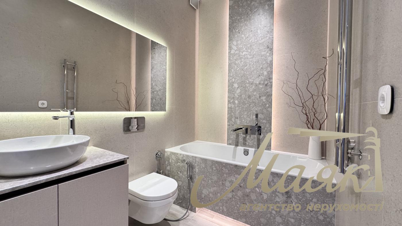 For sale 3-room apartment Residential Complex Novopecherskie Lipki, Dragomirova str.