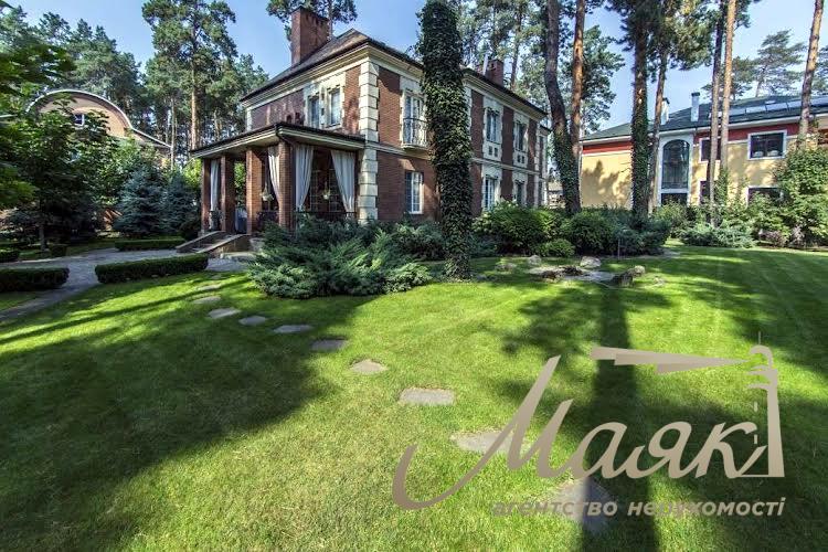 Оренда будинку площею 430 м², що розташований у сосновому лісі на ділянці 50 соток із ландшафтним дизайном у с. Романків.