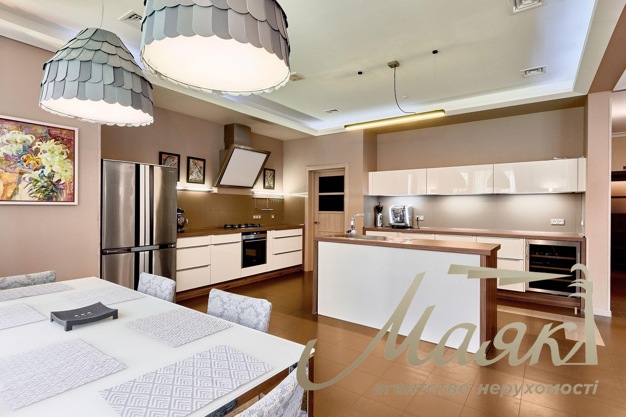 Продаж сучасного будинку площею 252 м² в елітному котеджному містечку Riviera Village, закрита територія