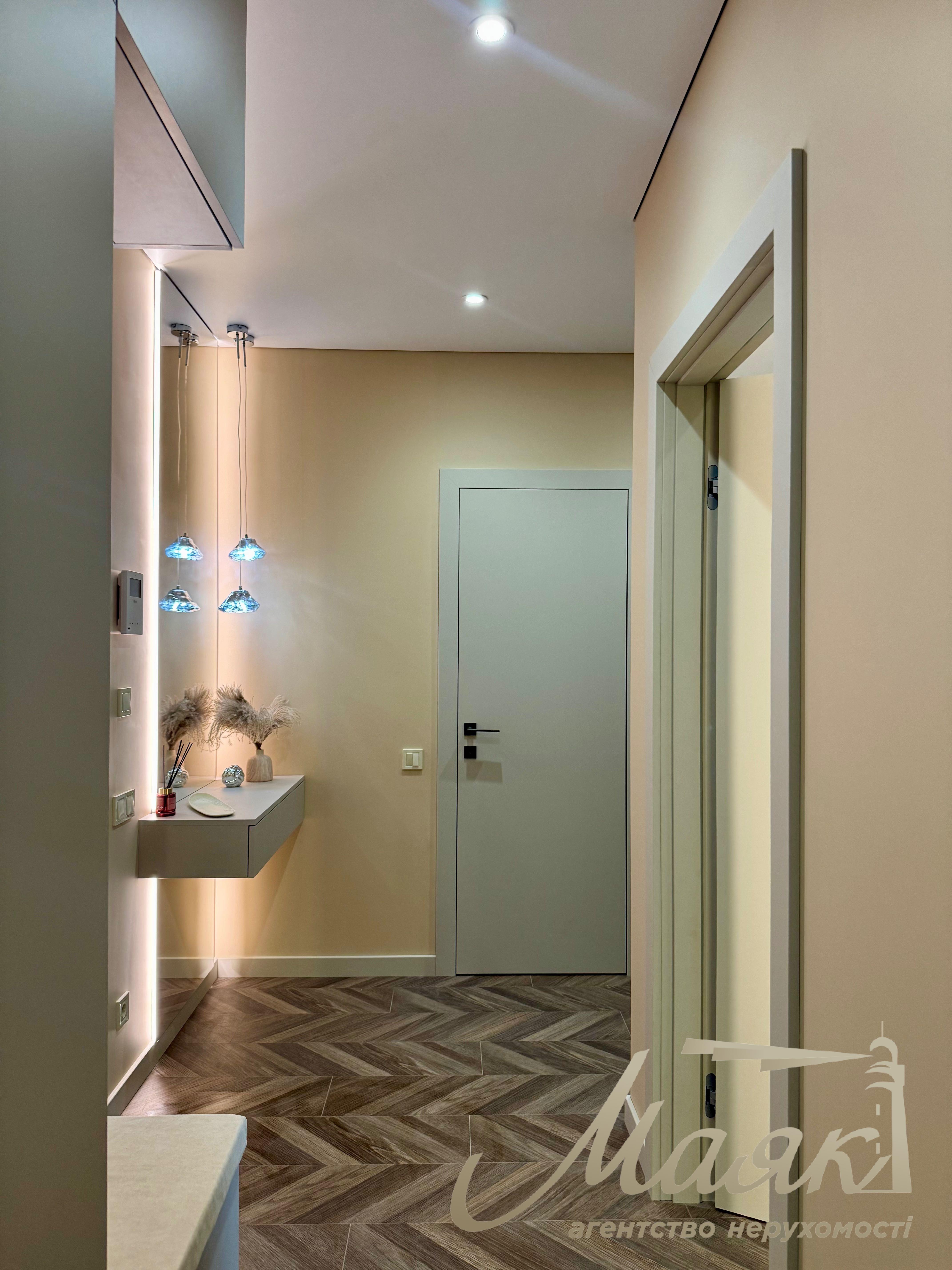 Modern 3-room apartment with designer renovations for sale in the “New England” residential complex, Holosiivskyi District