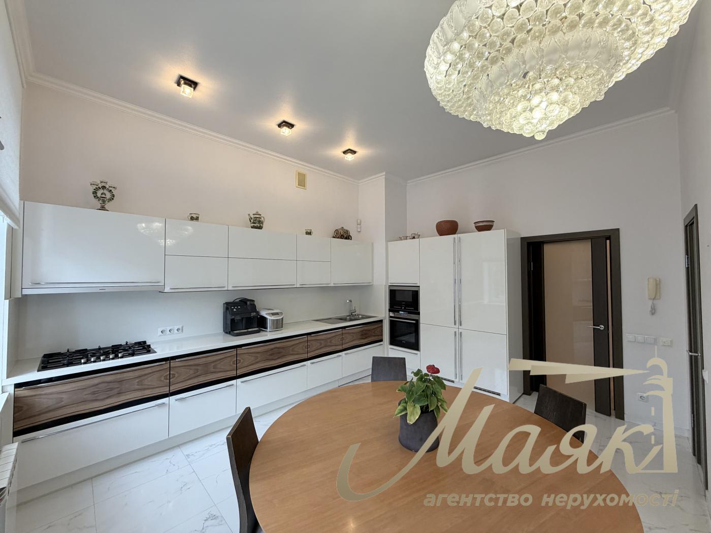 Оренда 4х-кімнатної квартири 200 м² у самому серці Києва - вул. Рейтарська, 5, Шевченківський район.