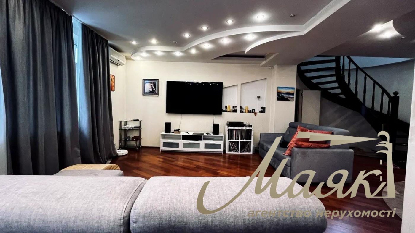 4-room apartment for rent at 140 Antonovycha St., Downtown.