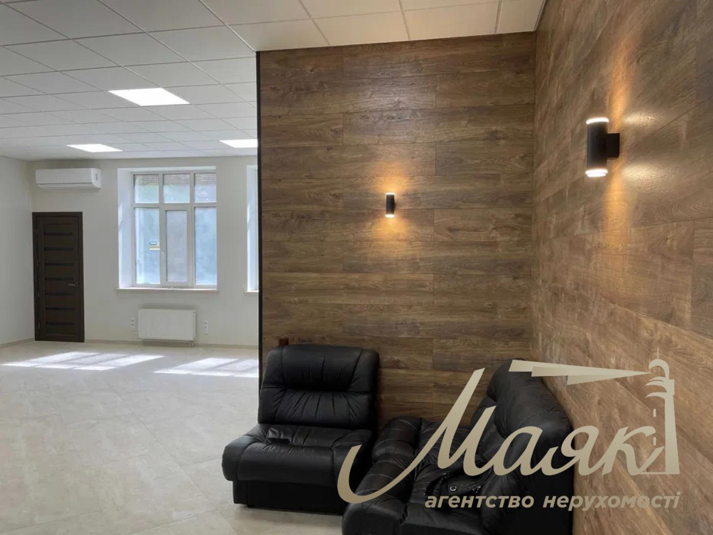 Аренда фасадного помещения  100м, ул. Щекавицкая