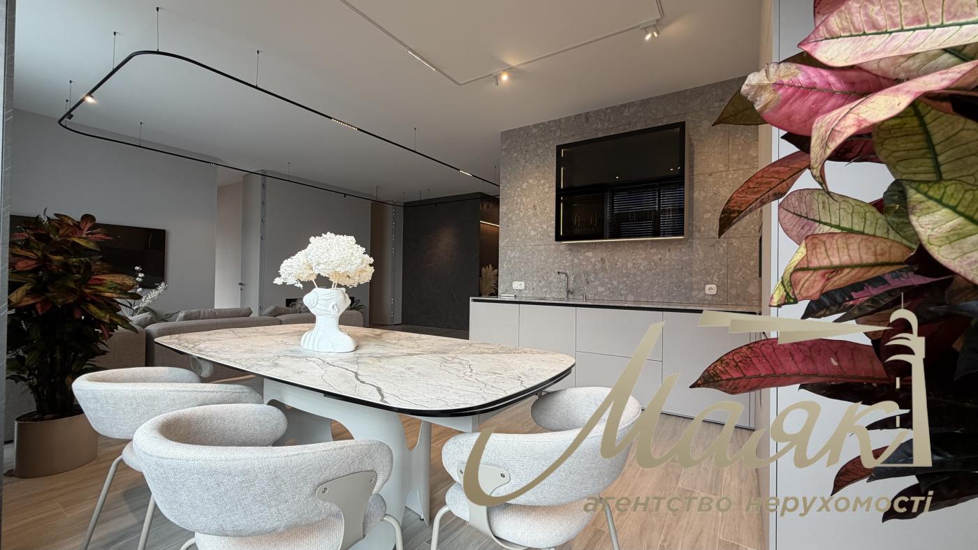 For sale 3-room apartment Residential Complex Novopecherskie Lipki, Dragomirova str.