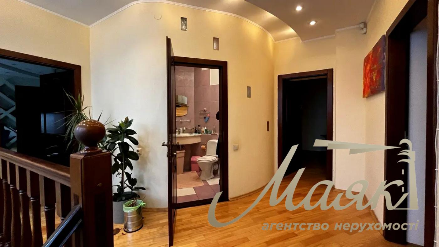 Оренда 4-кімнатної квартири на вул. Антоновича, 140, Центр.