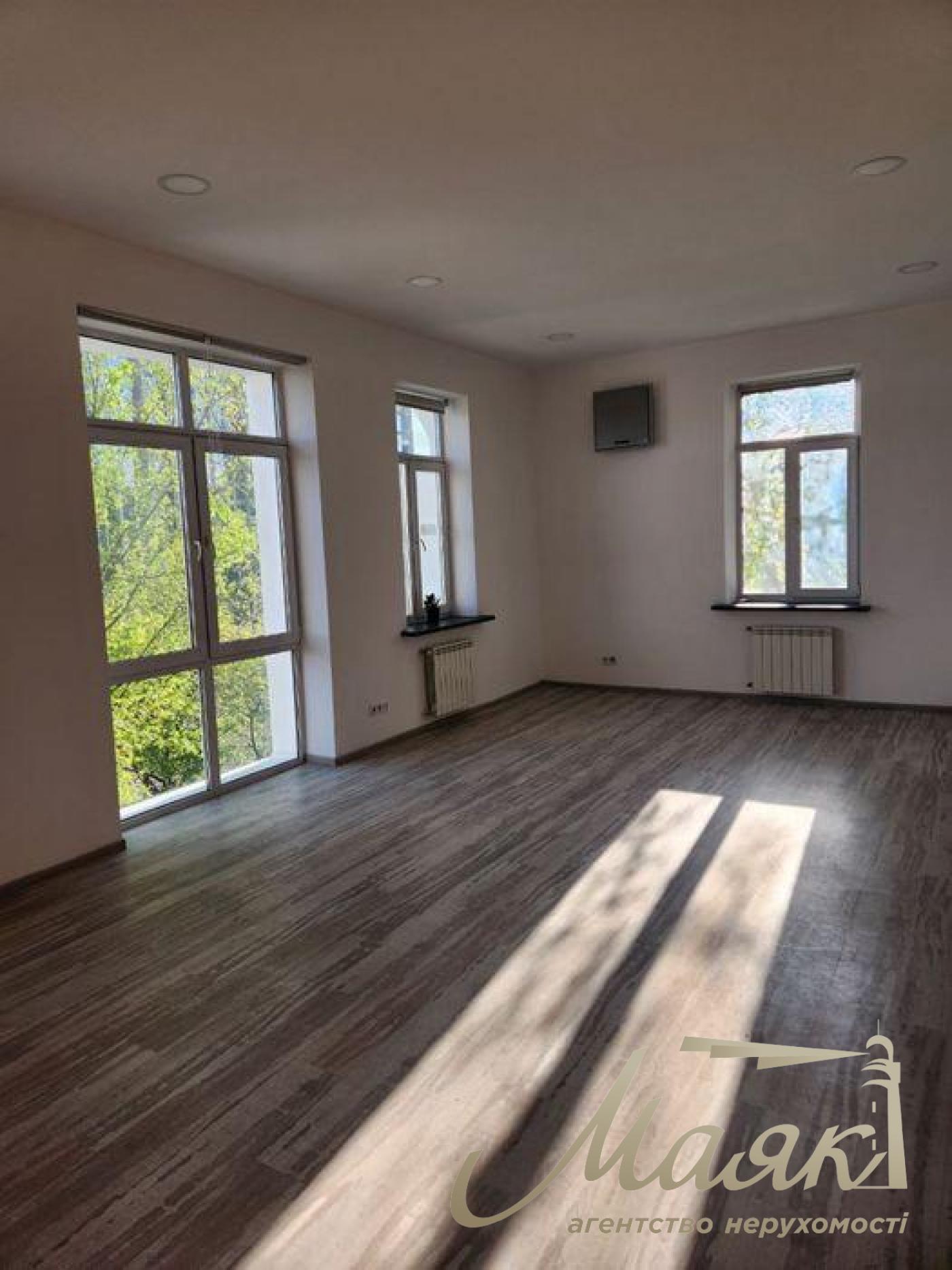 Оренда окремої будівлі площею 620 м², вул. Редутна, Царське Село