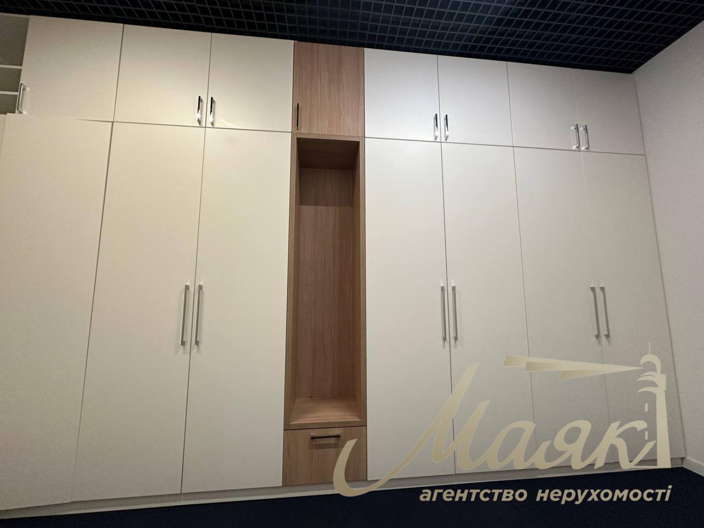 Оренда офісу площею 1 220 м² у бізнес-центрі на вул. Лаврській, Печерський район.