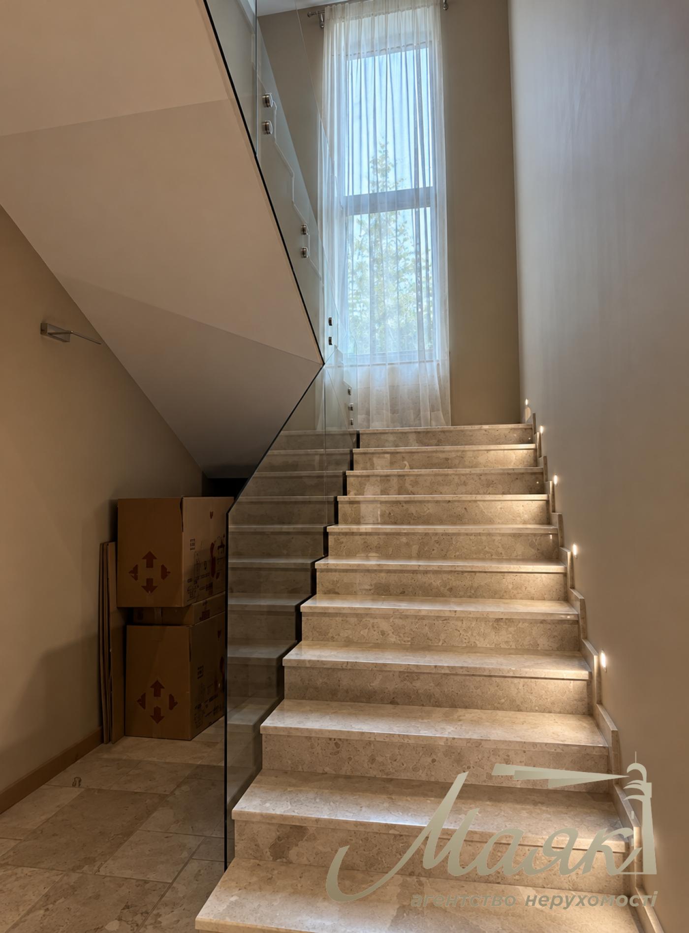 Оренда 2-поверхового будинку площею 375 м², житловий комплекс «Сонячна Долина», Романків