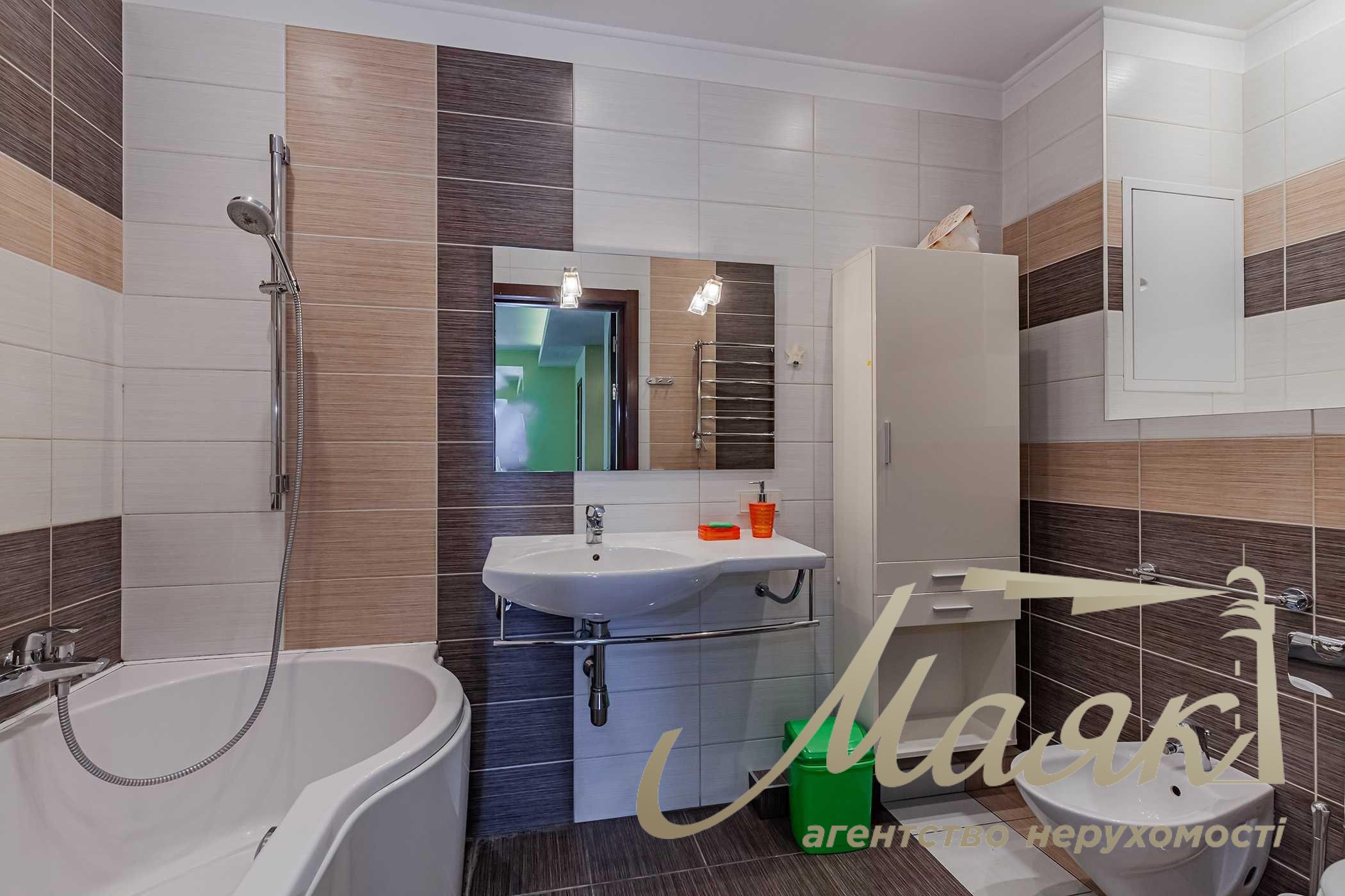 3-room apartment for rent at 27/78 Pankovskaya St., Downtown.