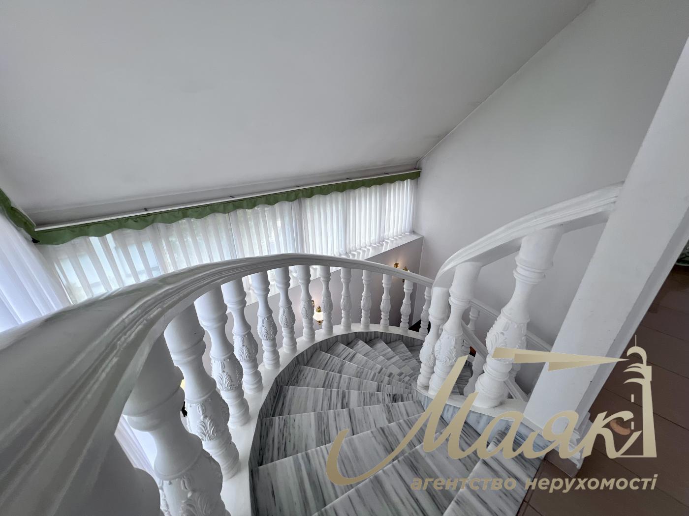 Rent 3-storey house 492,7m2, Lesniki