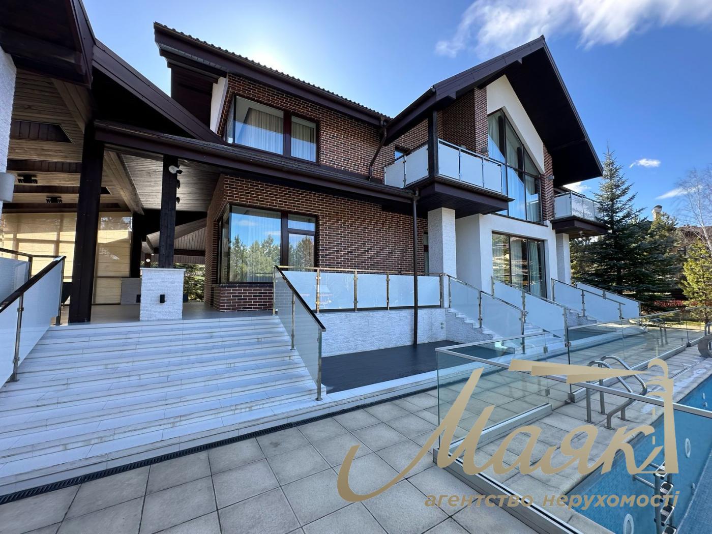 We offer for sale a house in the forest area in the village of Gorenichi - in an ecologically clean place among pine trees, near lakes.