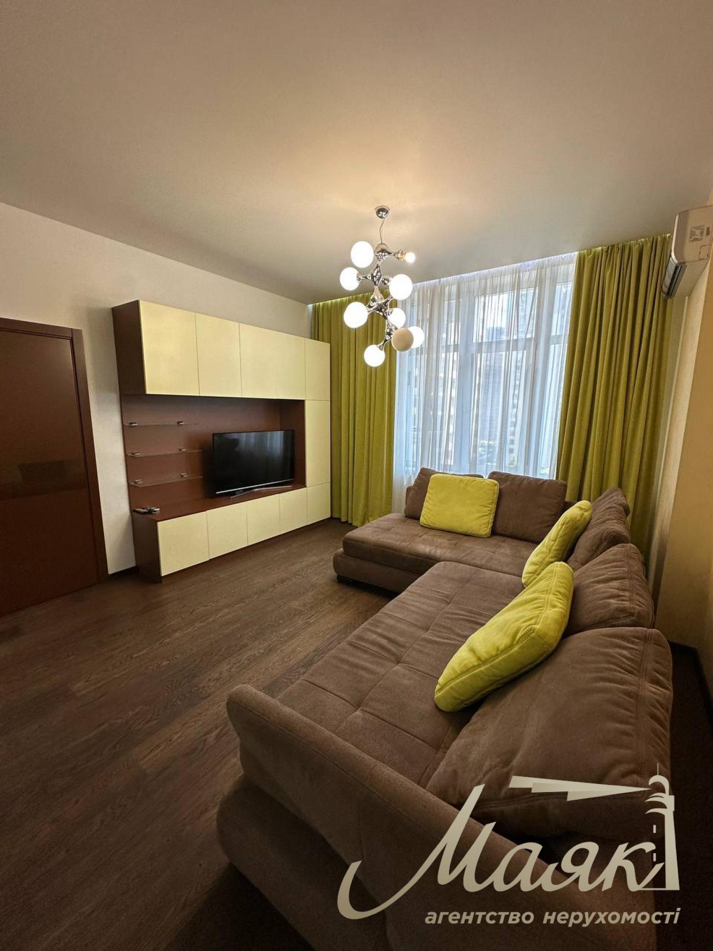 Rent a three-bedroom apartment in the Novopecherskie Lipki residential complex, Verkholyad