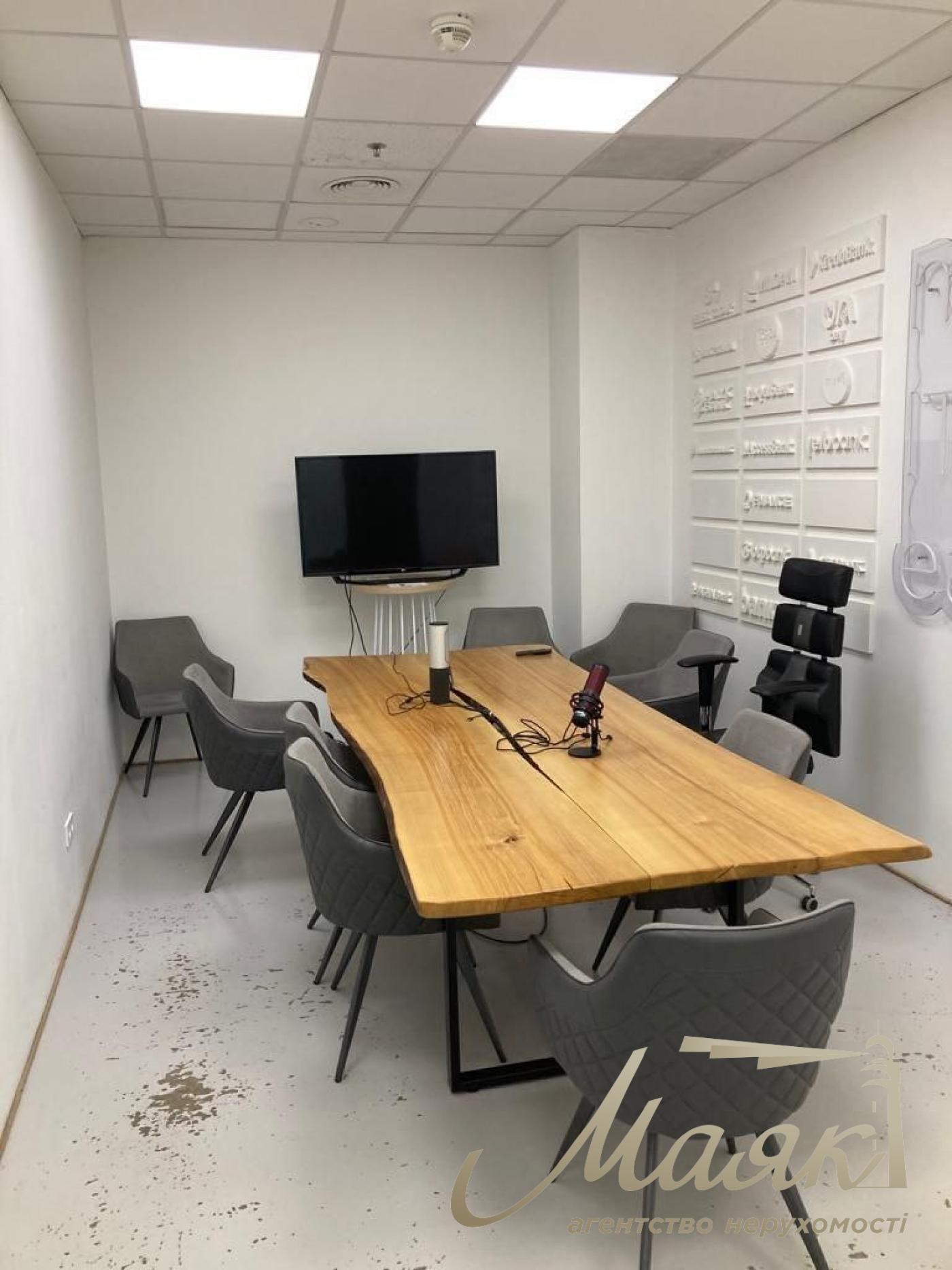 Оренда офісу площею 960 м² у ТЦ «Глобус», Майдан Незалежності, 1, Центр.