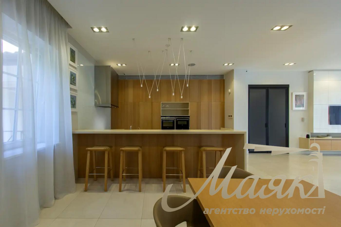 Оренда 3-поверхового будинку площею 570 м², Плюти