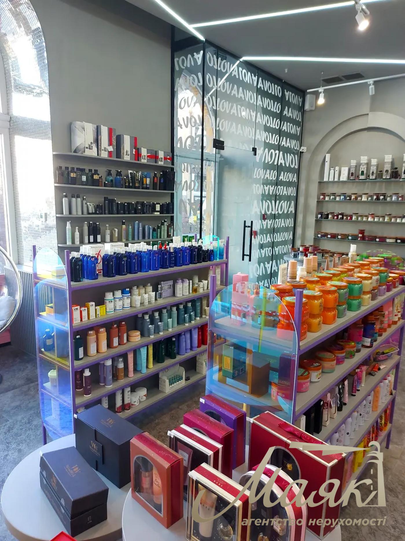 Оренда фасадного комерційного приміщення на Бессарасбкой площі, Центр.