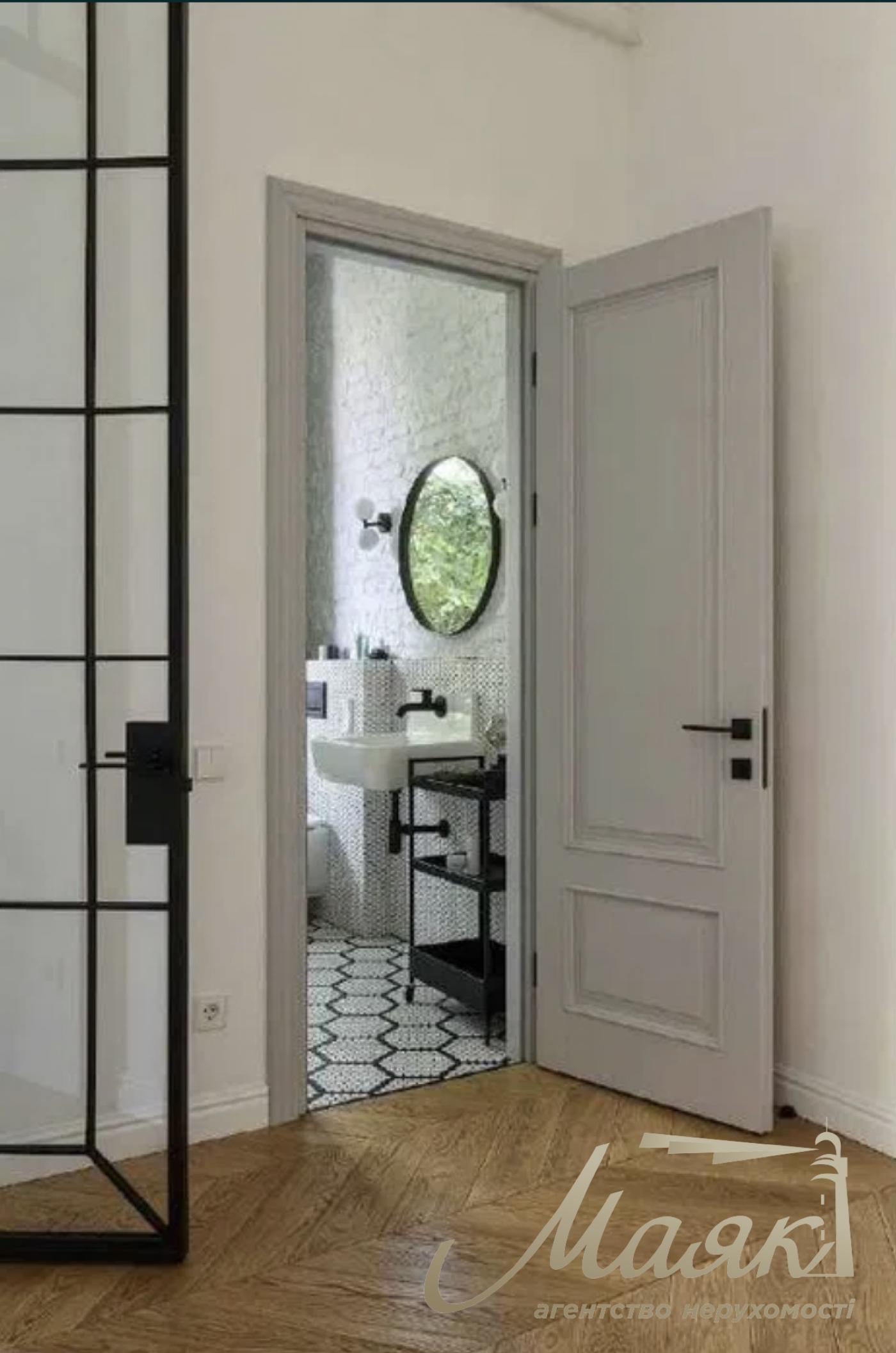 Rent a designer apartment on Silkovichnaya street, Lipki