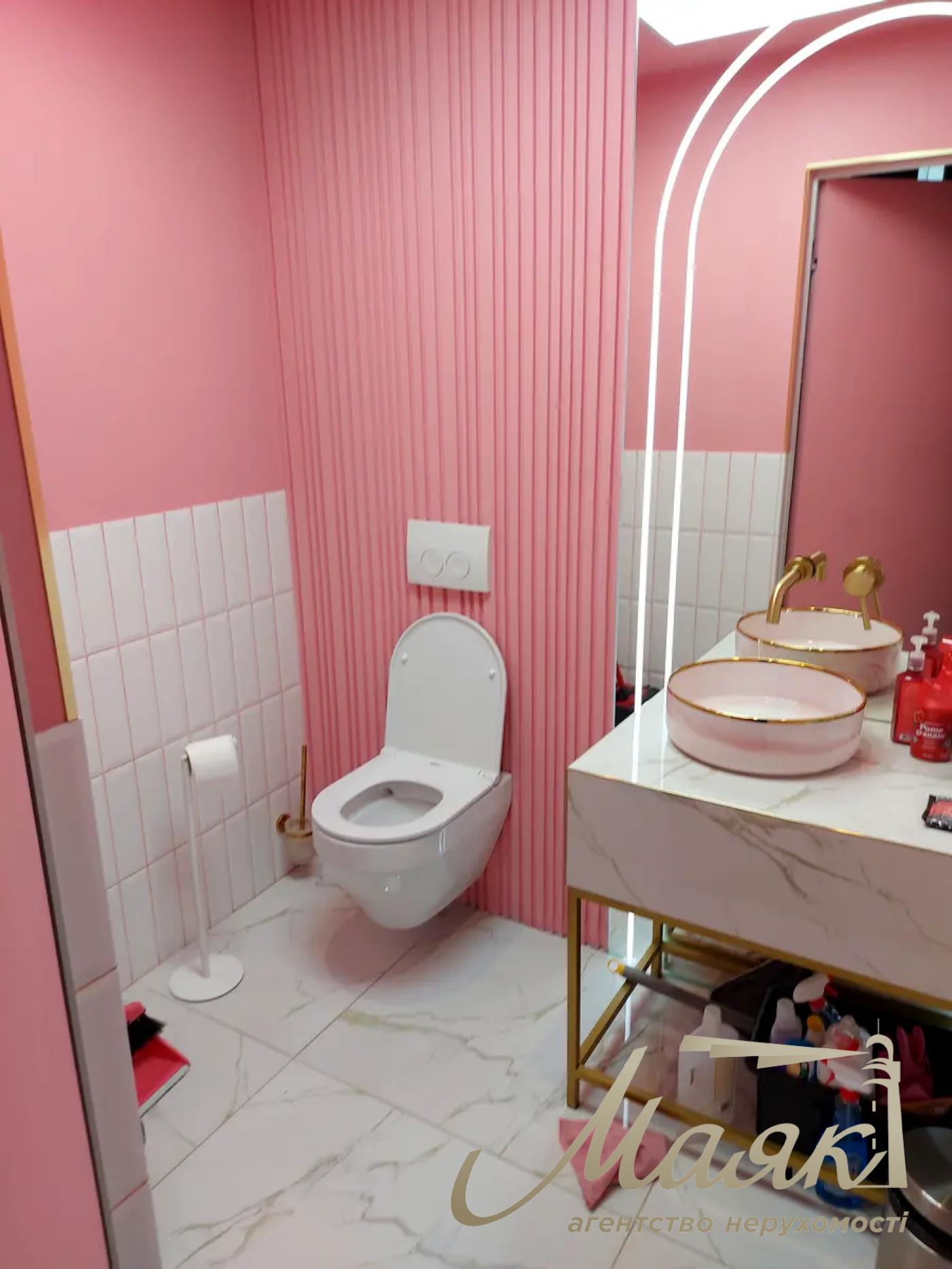 Оренда фасадного комерційного приміщення на Бессарасбкой площі, Центр.