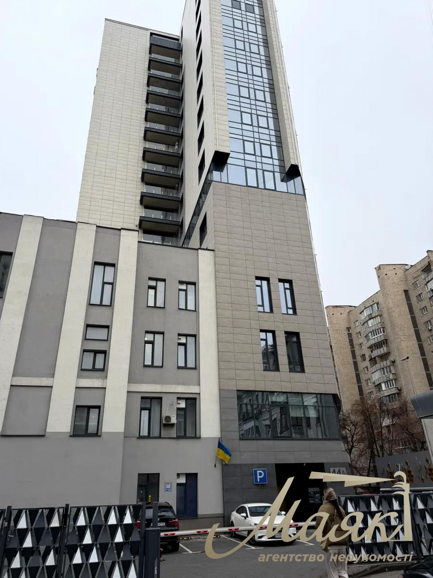 Продажа фасадного помещения 168 кв.м в ЖК А52 ул.Сечевых Стрельцов (Артема), 44-А