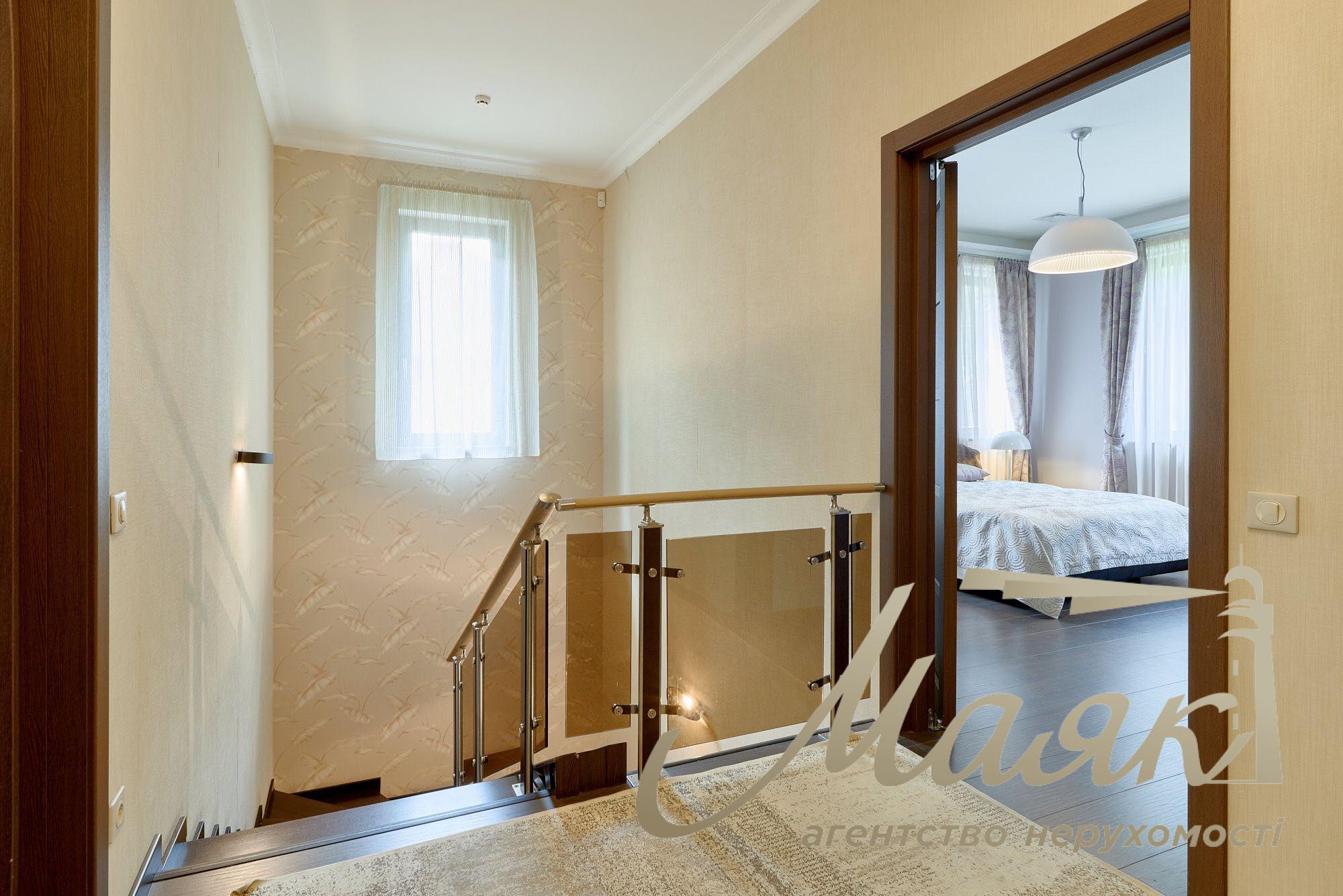 Продаж сучасного будинку площею 252 м² в елітному котеджному містечку Riviera Village, закрита територія