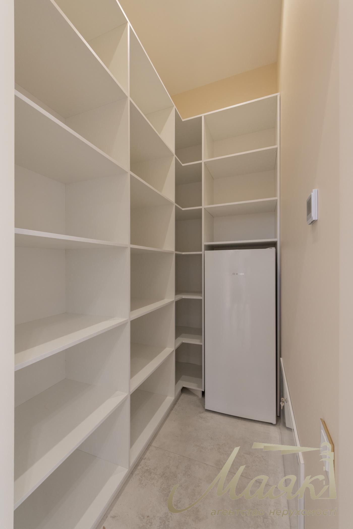 Продаж будинку площею 450 м² з басейном та гостьовим будинком у житловому комплексі «Хутір Ясний», Лесники