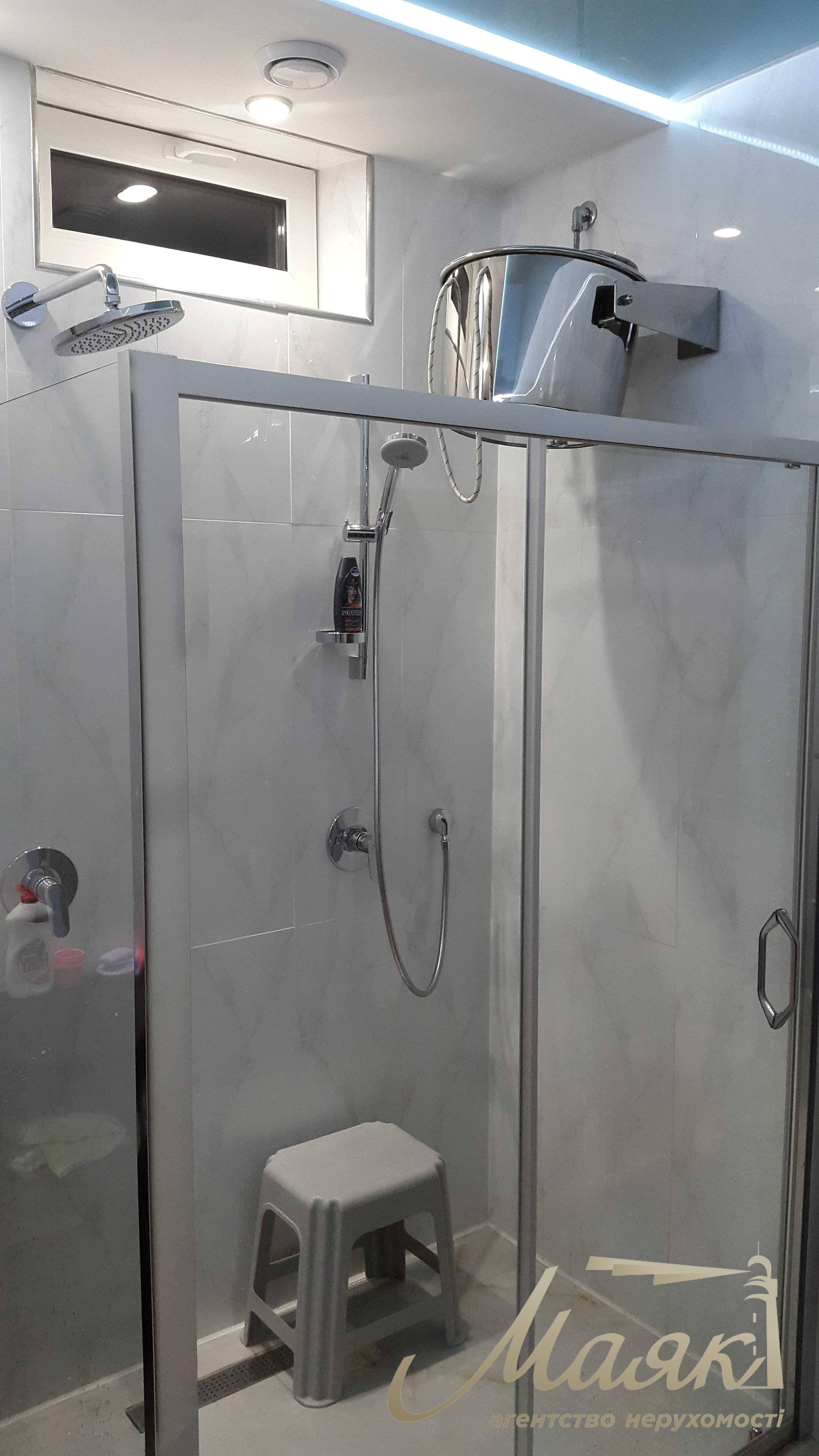 Оренда дизайнерського будинку 120 м² з доступом до бункерних апартаментів, сауною і великою терасою, Пуща-Водиця, Київ.