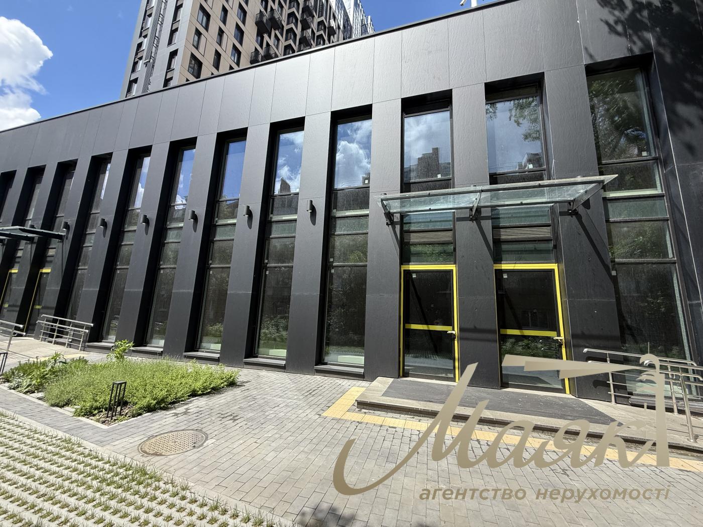Rent front 110m2 premises LCD Trinity Trinity str. Tyutyunnika, 39/2