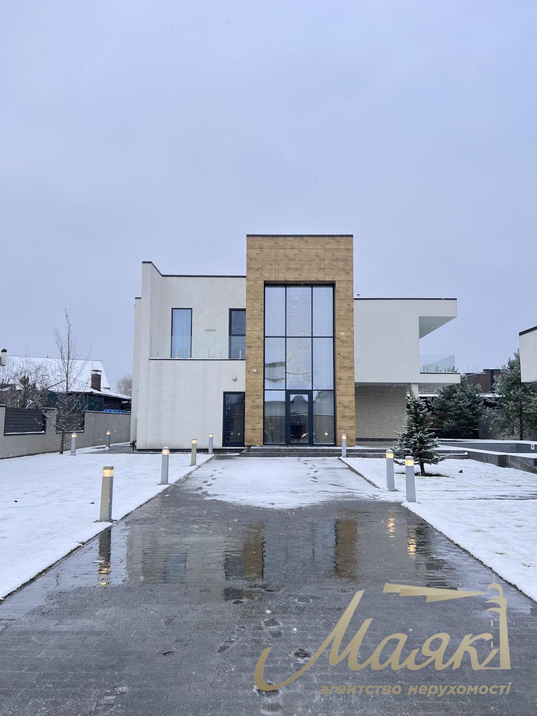 Оренда заміського будинку на Осокорках у котеджному містечку "Блакитна Лагуна"