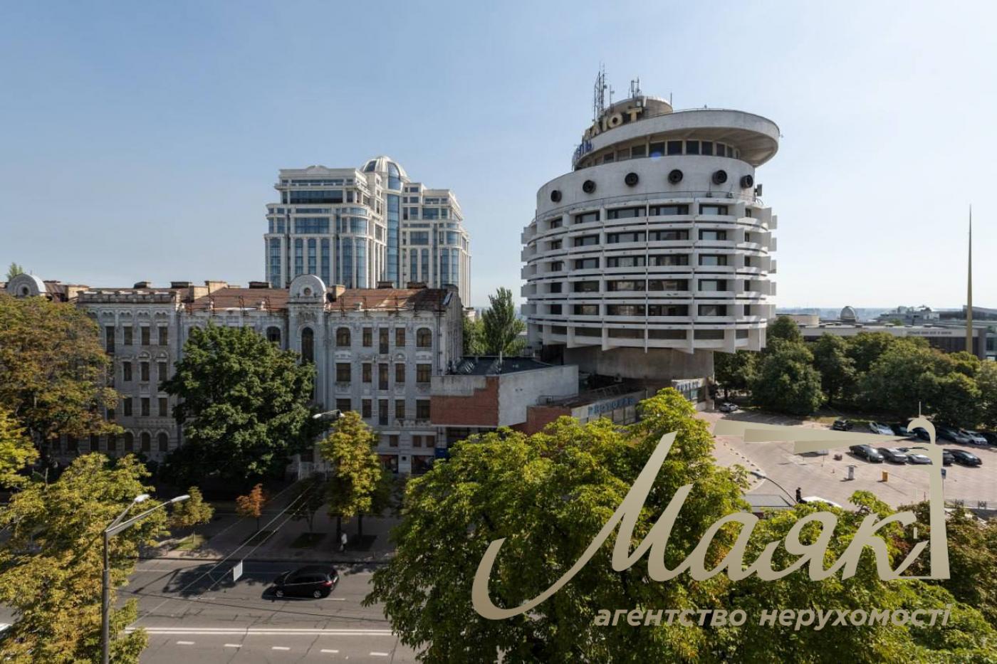 Rent a modern 60-square-meter apartment in the very heart of Kyiv, at 14 Ivana Mazepa Street, Pecherskyi District, downtown Kyiv.