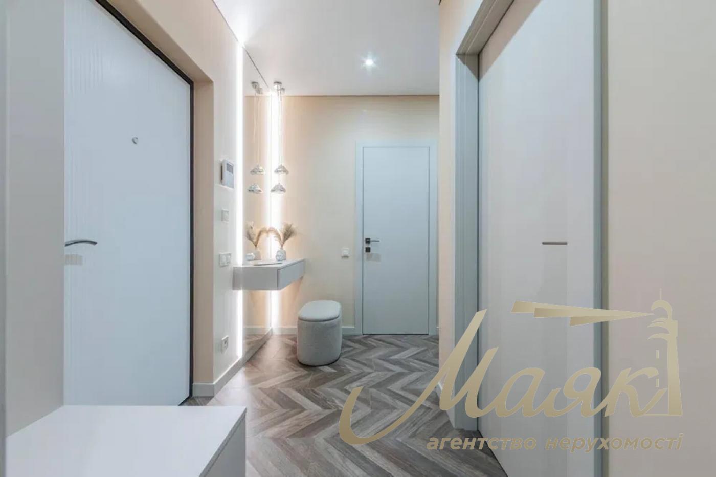 For sale 3-bedroom apartment in LCD "New England", Maksimovicha str.