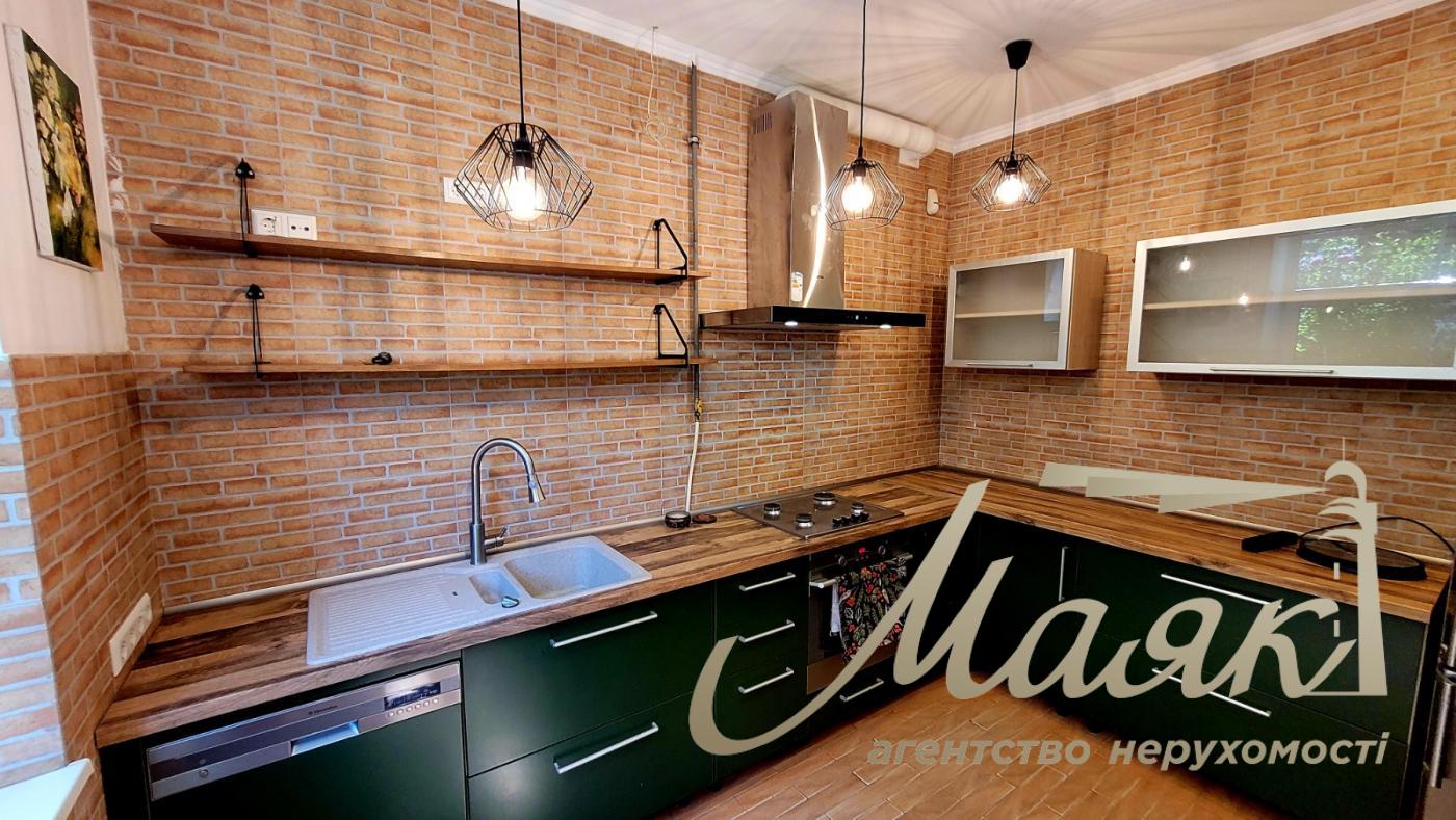 Rent of a 3-storey house 300m2, on Petropavlovskaya Borshagovka