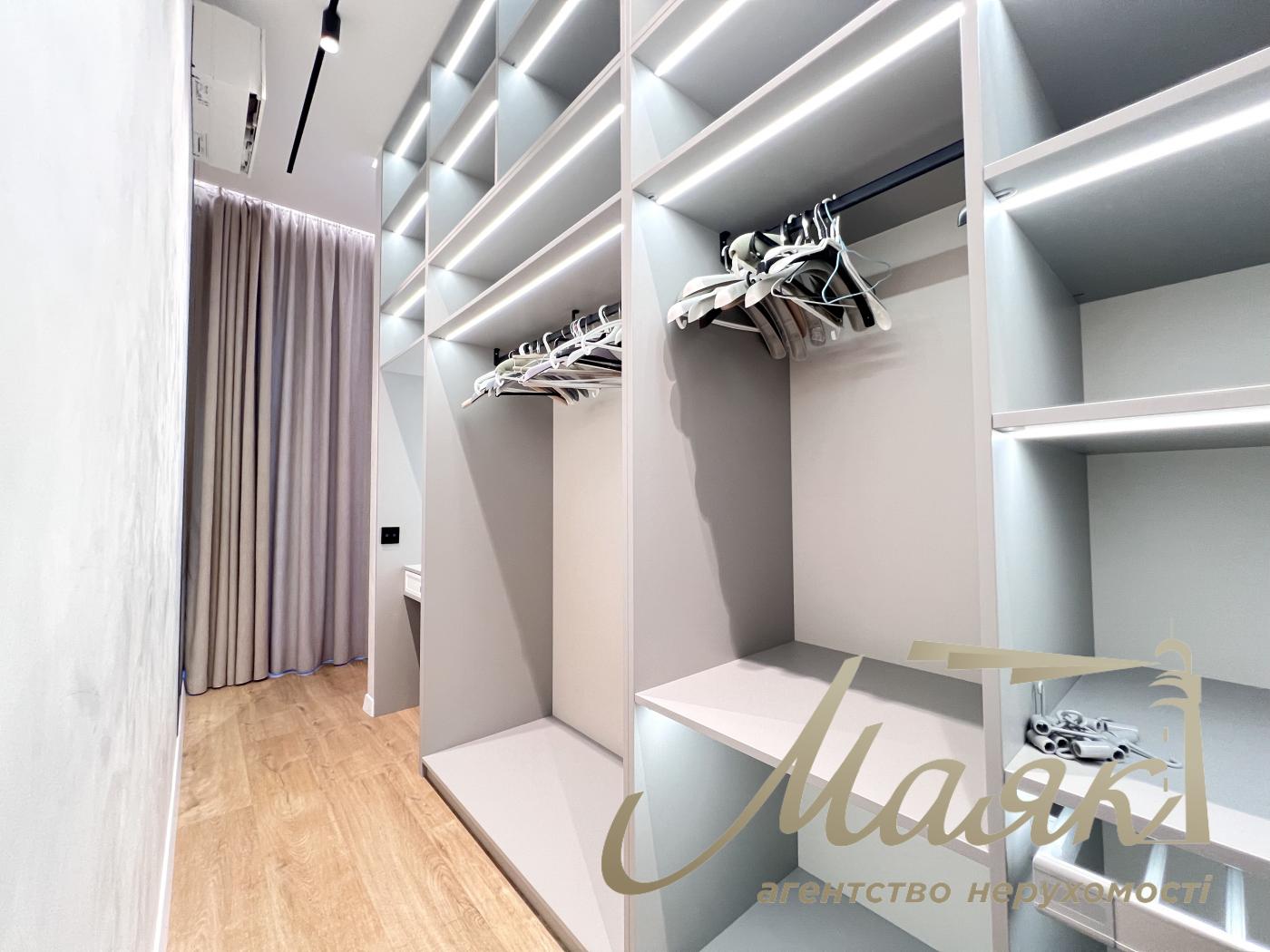 Оренда заміського будинку на Осокорках у котеджному містечку "Блакитна Лагуна"