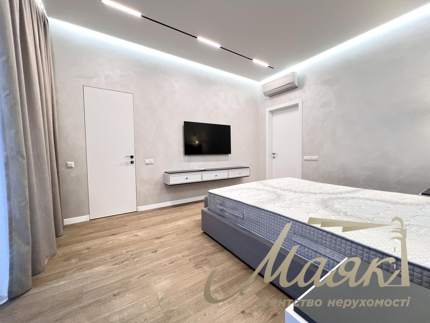 Оренда заміського будинку на Осокорках у котеджному містечку "Блакитна Лагуна"