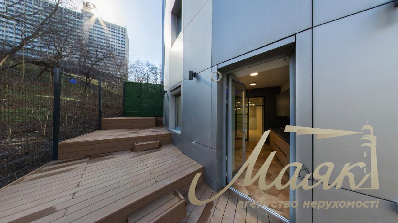 Office space for rent, brand-new, 240 m², near the Dvorets Sporta metro station