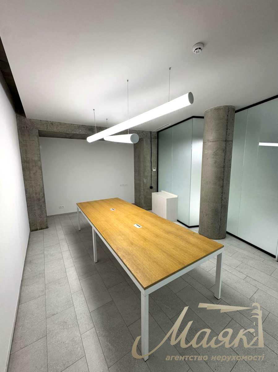 Modern office space (180 m²) for rent in the "Volna" Business Center, 36D Konovaltsa St.