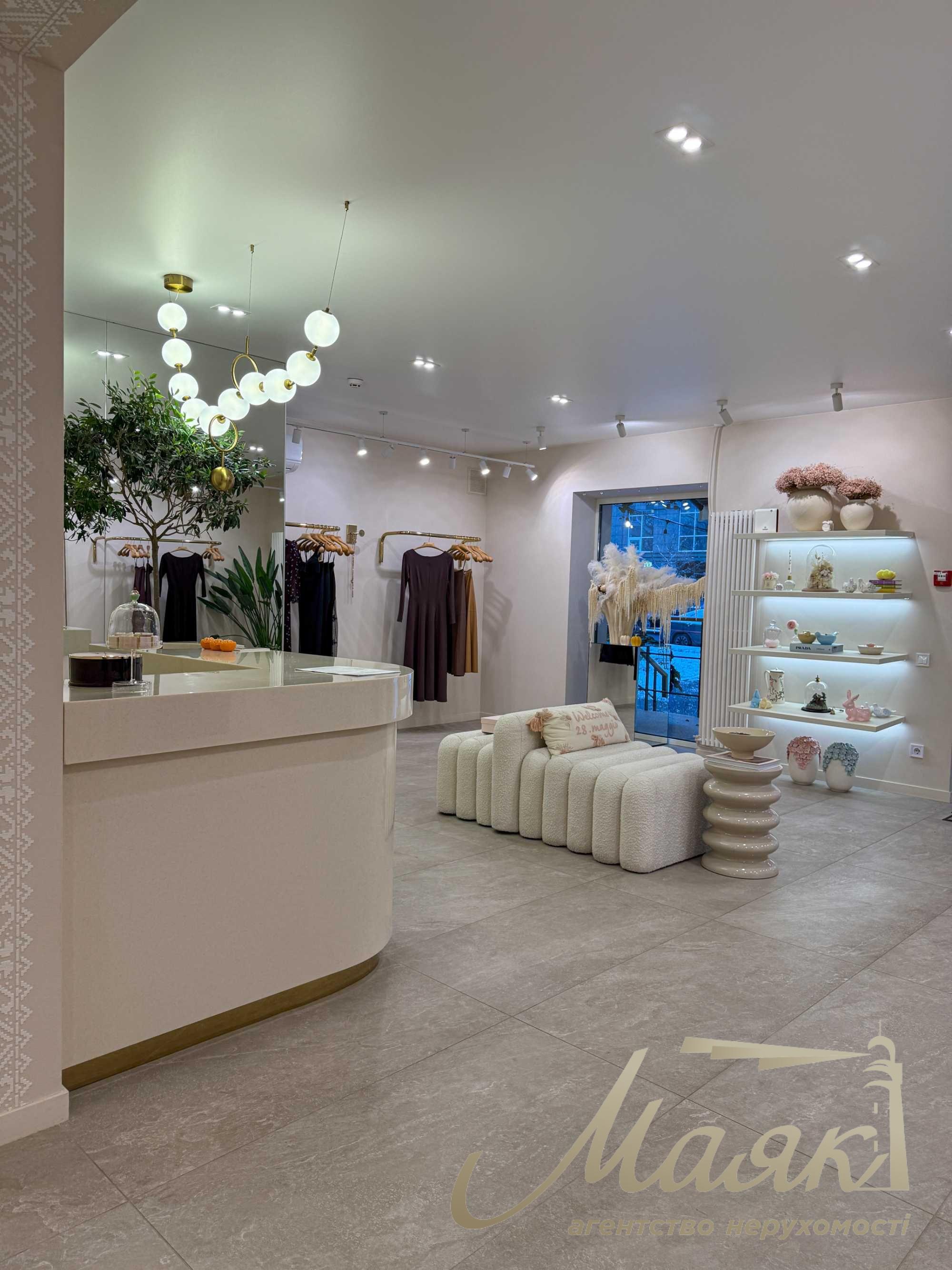 Оренда фасадного комерційного приміщення 86,6 м², район Французького кварталу