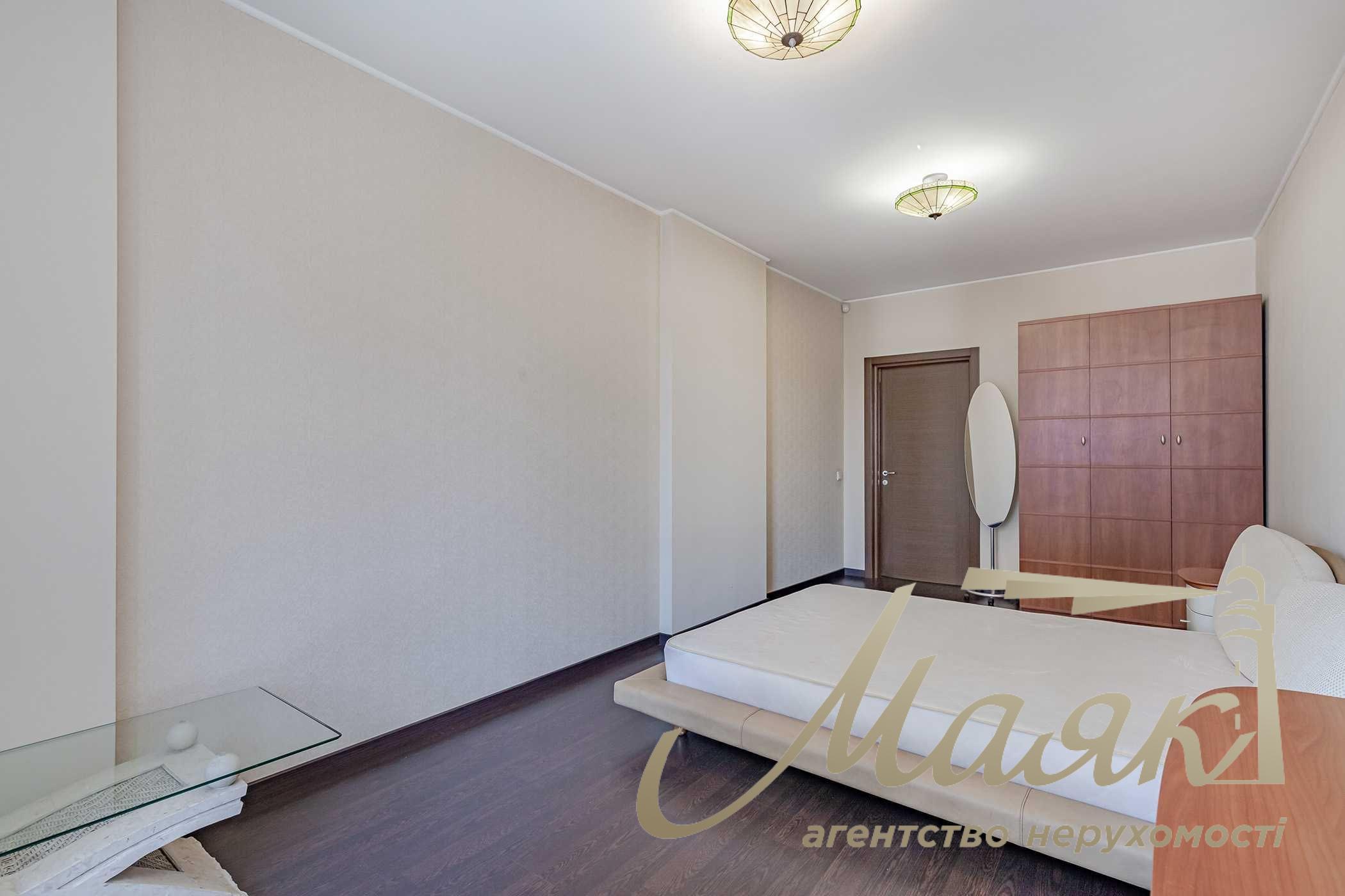 3-room apartment for rent at 27/78 Pankovskaya St., Downtown.