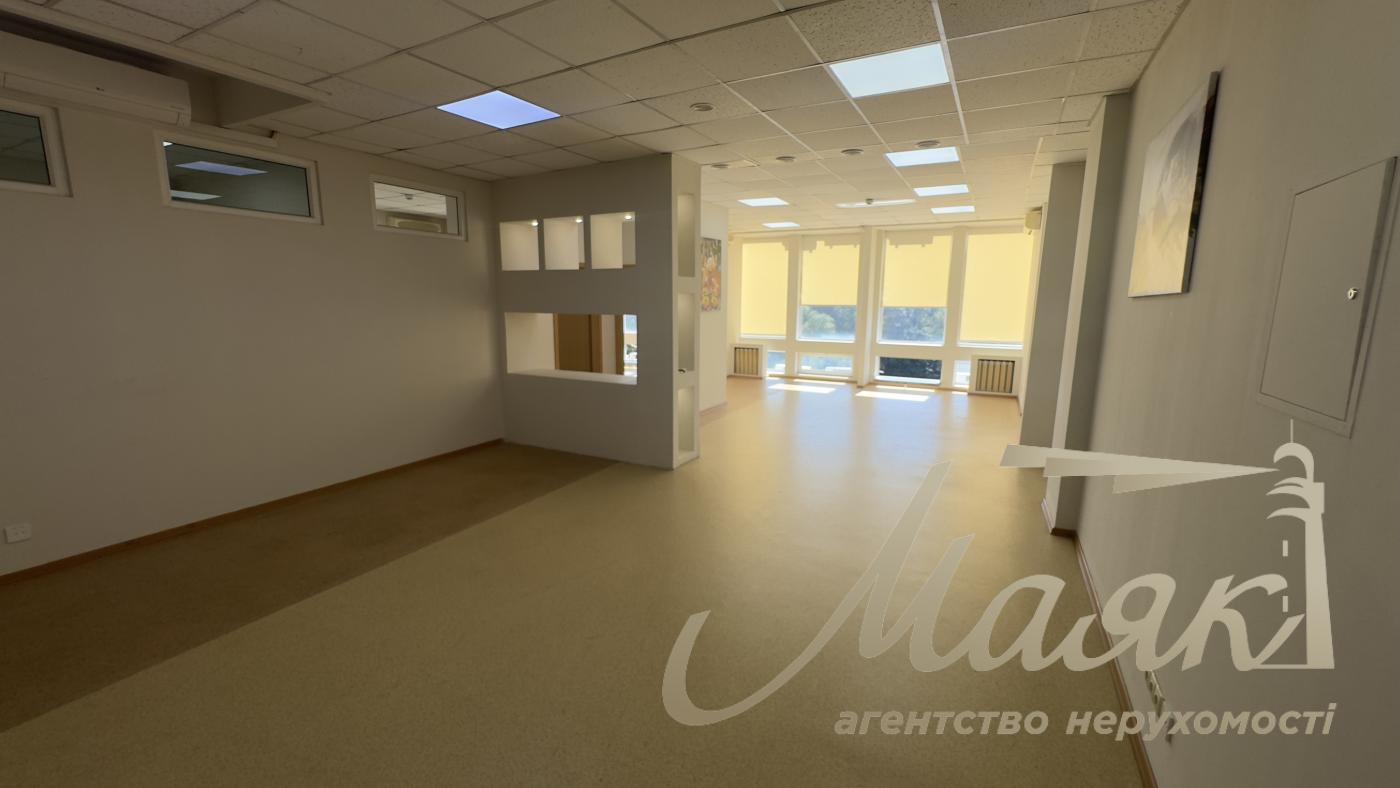 Office for rent 139 m2 on Solomenskaya Square, there is a parking lot