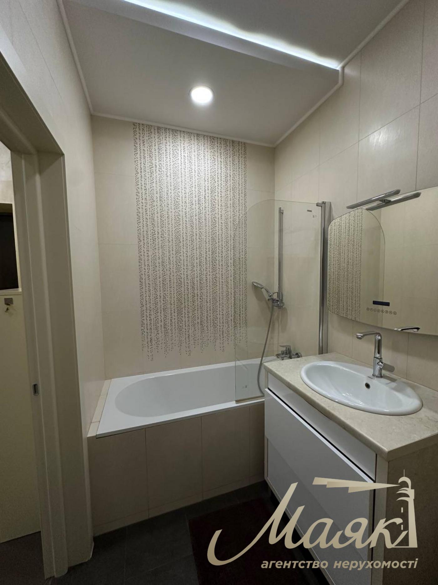 Rent a three-bedroom apartment in the Novopecherskie Lipki residential complex, Verkholyad