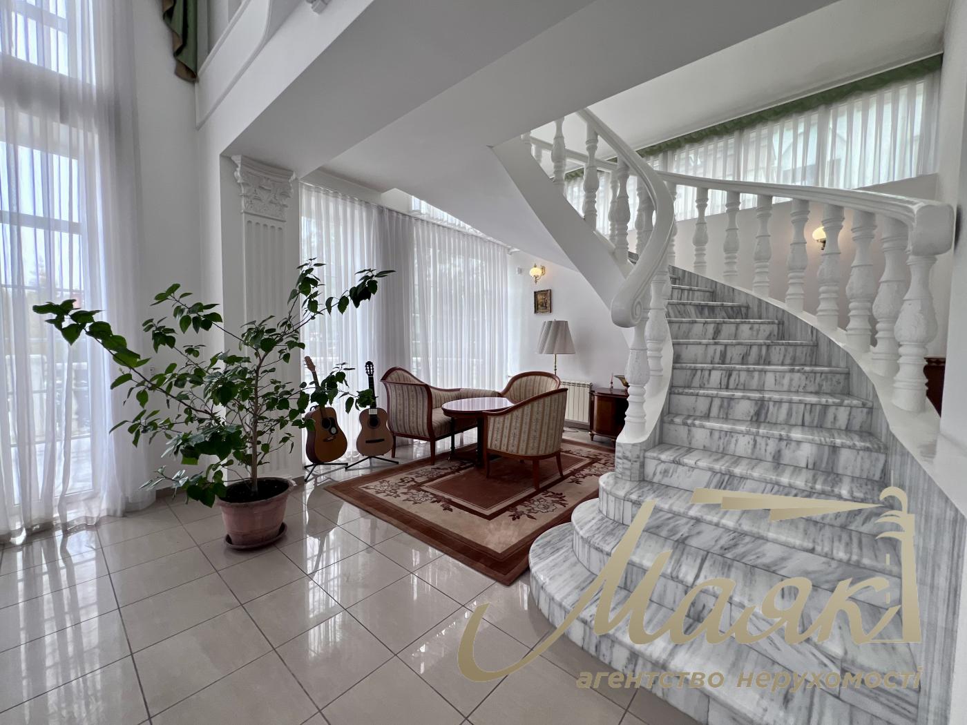 Rent 3-storey house 492,7m2, Lesniki