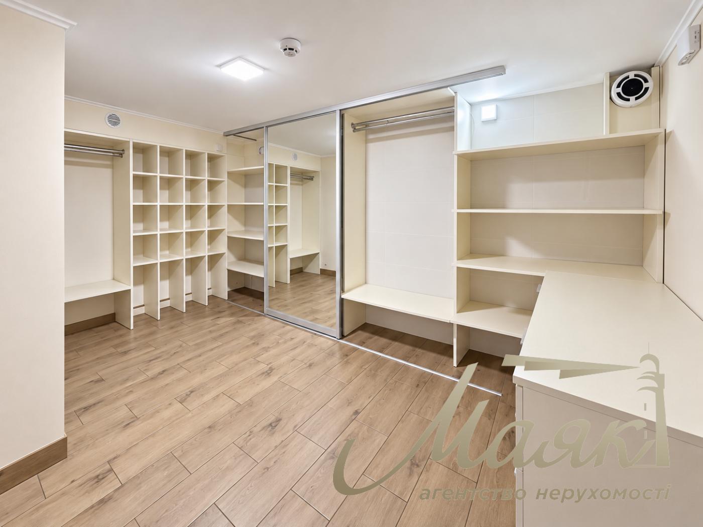 Продаж 3-поверхового будинку/таунхауса площею 95 м² з ремонтом у с. Ходосівка, Обухівський напрямок, Київська область, підвальне приміщення, газ.